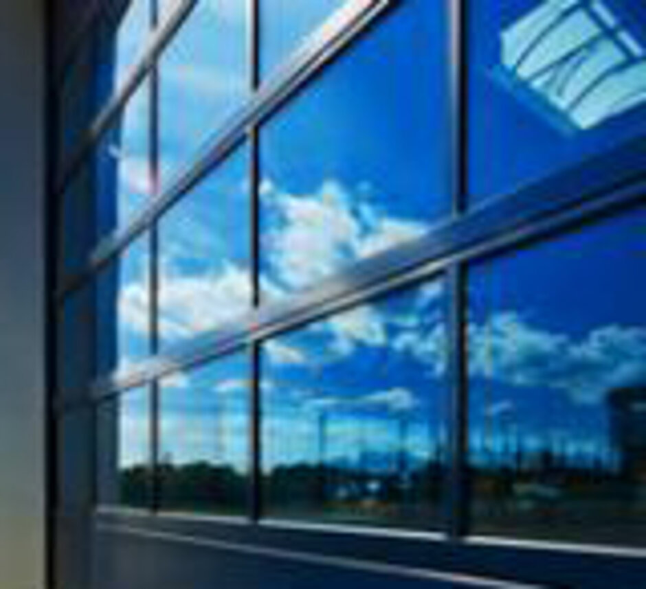 Industrietor mit Durchblick von innen