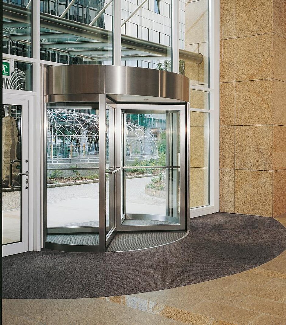 Eingang durch Karusselltür innen